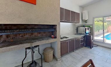 VENTA CASA CUATRO AMBIENTES LONGCHAMPS PILETA
