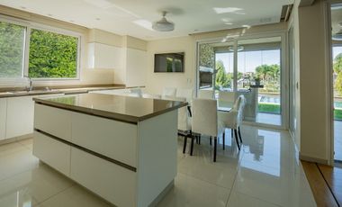 ALQUILER DE LUMINOSA CASA AMOBLADA EN EL YACHT - N