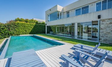 ALQUILER DE LUMINOSA CASA AMOBLADA EN EL YACHT - N