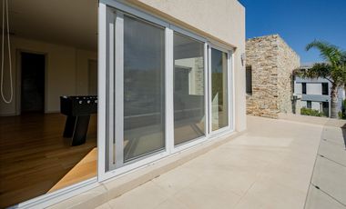 ALQUILER DE LUMINOSA CASA AMOBLADA EN EL YACHT - N