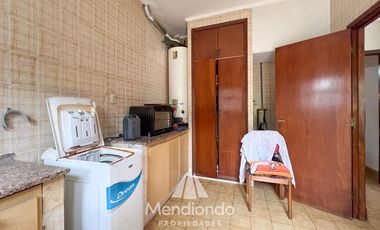 Casa 5 amb. con cochera doble y Galpón en Villa Primera