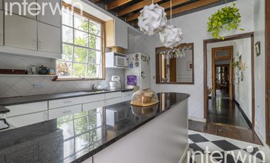 Casa de 8 amb., con piscina y 3 Cocheras. Belgrano - Venta