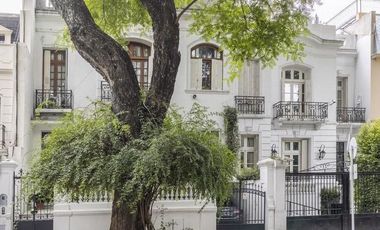 Casa de 8 amb., con piscina y 3 Cocheras. Belgrano - Venta