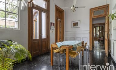 Casa de 8 amb., con piscina y 3 Cocheras. Belgrano - Venta