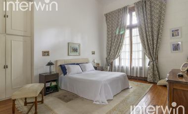 Casa de 8 amb., con piscina y 3 Cocheras. Belgrano - Venta
