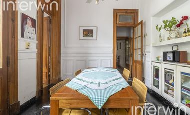 Casa de 8 amb., con piscina y 3 Cocheras. Belgrano - Venta