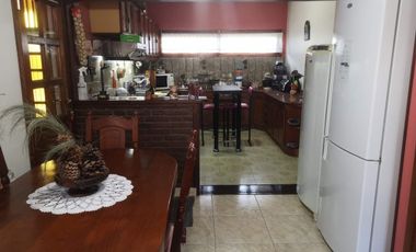 Amplia Casa 4 amb, ubicada en Carlos Tejedor 686 Temperley