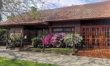 Amplia Casa 4 amb, ubicada en Carlos Tejedor 686 Temperley