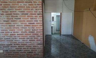 Importante Deposito con oficinas, ubicado en Presidente Peron 1762 Lomas de Zamora