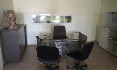 Importante Deposito con oficinas, ubicado en Presidente Peron 1762 Lomas de Zamora