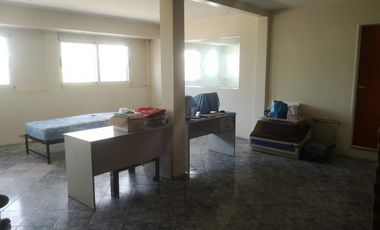 Importante Deposito con oficinas, ubicado en Presidente Peron 1762 Lomas de Zamora