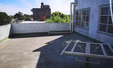 Importante Deposito con oficinas, ubicado en Presidente Peron 1762 Lomas de Zamora