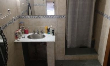 Importante Deposito con oficinas, ubicado en Presidente Peron 1762 Lomas de Zamora