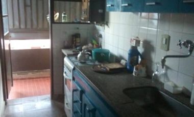 En venta departamento tres dormitorios, patio!