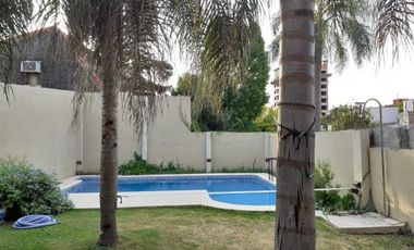 SE VENDE CASA ZONA CENTRO PARQUE CON PISCINA