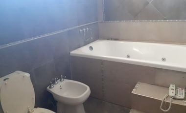 SE VENDE CASA ZONA CENTRO PARQUE CON PISCINA