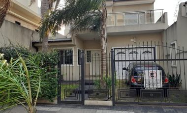 SE VENDE CASA ZONA CENTRO PARQUE CON PISCINA