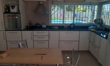 SE VENDE CASA ZONA CENTRO PARQUE CON PISCINA