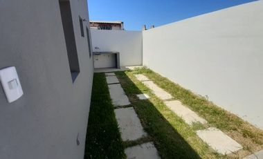 En venta casa dos dormitorios, patio, cochera!