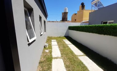En venta casa dos dormitorios, patio, cochera!