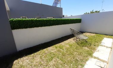 En venta casa dos dormitorios, patio, cochera!