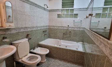 SE VENDE CASA FAMILIAR ZONA AV DE LAS AMERICAS Y A. PALACIOS
