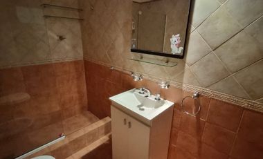 SE VENDE CASA FAMILIAR ZONA AV DE LAS AMERICAS Y A. PALACIOS