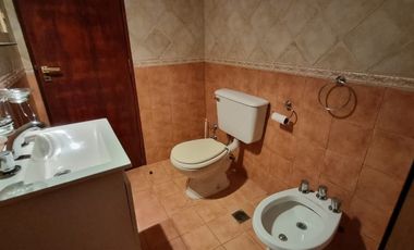 SE VENDE CASA FAMILIAR ZONA AV DE LAS AMERICAS Y A. PALACIOS