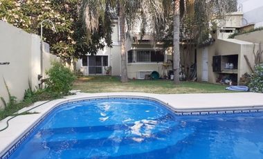 SE VENDE CASA ZONA CENTRO PARQUE CON PISCINA