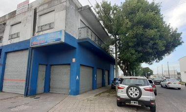 Venta importante inmueble sobre Av Juan b Justo esquina Bronzini con dos amplios departamentos en 1er piso