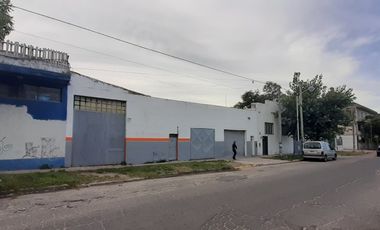 Venta importante inmueble sobre Av Juan b Justo esquina Bronzini con dos amplios departamentos en 1er piso
