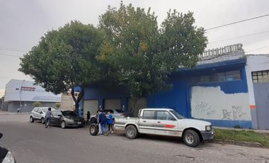 Venta importante inmueble sobre Av Juan b Justo esquina Bronzini con dos amplios departamentos en 1er piso