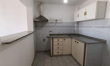 ALQUILER EN LAS VARILLAS. Dpto 2 dormitorios con COCHERA. Ce