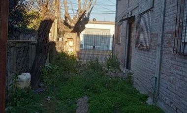 WILDE OESTE. VENTA DE LOTE DE 250 M2 CON 2 DUPLEX A TERMINAR Y CASA DE 3 AMBIENTES A REFACCIONAR.