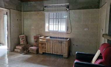 WILDE OESTE. VENTA DE LOTE DE 250 M2 CON 2 DUPLEX A TERMINAR Y CASA DE 3 AMBIENTES A REFACCIONAR.