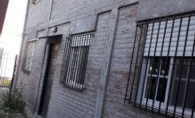 WILDE OESTE. VENTA DE LOTE DE 250 M2 CON 2 DUPLEX A TERMINAR Y CASA DE 3 AMBIENTES A REFACCIONAR.