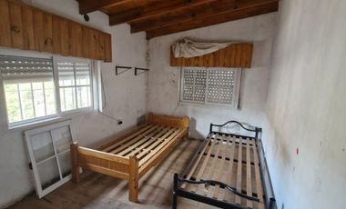 WILDE OESTE. VENTA DE LOTE DE 250 M2 CON 2 DUPLEX A TERMINAR Y CASA DE 3 AMBIENTES A REFACCIONAR.