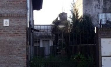 WILDE OESTE. VENTA DE LOTE DE 250 M2 CON 2 DUPLEX A TERMINAR Y CASA DE 3 AMBIENTES A REFACCIONAR.