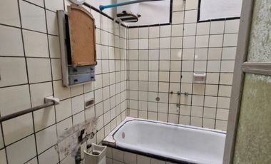 WILDE OESTE. VENTA DE LOTE DE 250 M2 CON 2 DUPLEX A TERMINAR Y CASA DE 3 AMBIENTES A REFACCIONAR.
