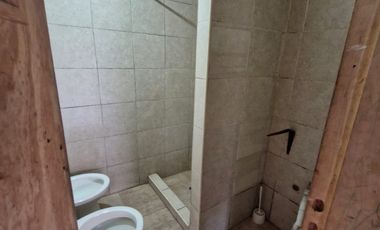 WILDE OESTE. VENTA DE LOTE DE 250 M2 CON 2 DUPLEX A TERMINAR Y CASA DE 3 AMBIENTES A REFACCIONAR.