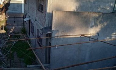 WILDE OESTE. VENTA DE LOTE DE 250 M2 CON 2 DUPLEX A TERMINAR Y CASA DE 3 AMBIENTES A REFACCIONAR.