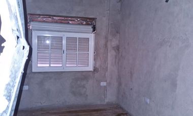 WILDE OESTE. VENTA DE LOTE DE 250 M2 CON 2 DUPLEX A TERMINAR Y CASA DE 3 AMBIENTES A REFACCIONAR.