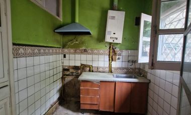 WILDE OESTE. VENTA DE LOTE DE 250 M2 CON 2 DUPLEX A TERMINAR Y CASA DE 3 AMBIENTES A REFACCIONAR.
