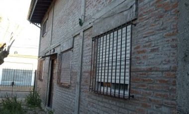 WILDE OESTE. VENTA DE LOTE DE 250 M2 CON 2 DUPLEX A TERMINAR Y CASA DE 3 AMBIENTES A REFACCIONAR.