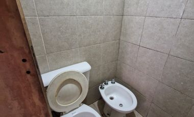 WILDE OESTE. VENTA DE LOTE DE 250 M2 CON 2 DUPLEX A TERMINAR Y CASA DE 3 AMBIENTES A REFACCIONAR.