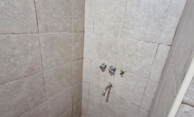WILDE OESTE. VENTA DE LOTE DE 250 M2 CON 2 DUPLEX A TERMINAR Y CASA DE 3 AMBIENTES A REFACCIONAR.