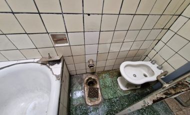 WILDE OESTE. VENTA DE LOTE DE 250 M2 CON 2 DUPLEX A TERMINAR Y CASA DE 3 AMBIENTES A REFACCIONAR.