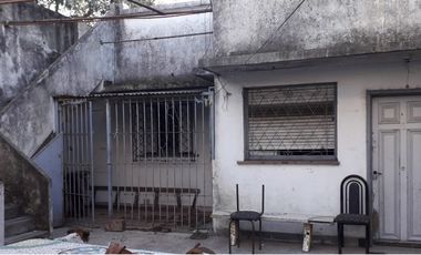 WILDE OESTE. VENTA DE LOTE DE 250 M2 CON 2 DUPLEX A TERMINAR Y CASA DE 3 AMBIENTES A REFACCIONAR.