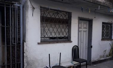 WILDE OESTE. VENTA DE LOTE DE 250 M2 CON 2 DUPLEX A TERMINAR Y CASA DE 3 AMBIENTES A REFACCIONAR.