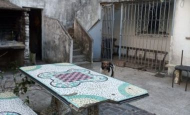 WILDE OESTE. VENTA DE LOTE DE 250 M2 CON 2 DUPLEX A TERMINAR Y CASA DE 3 AMBIENTES A REFACCIONAR.